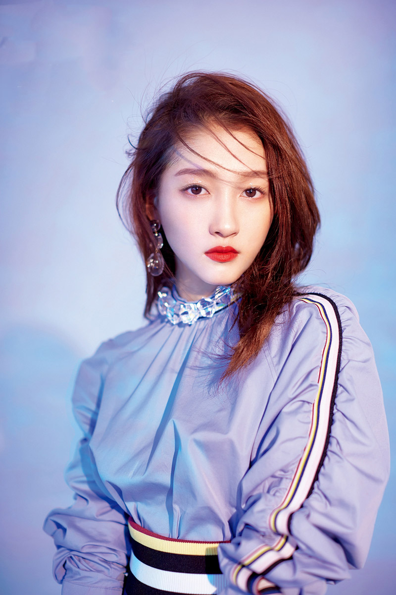 > 关晓彤清爽性感时尚杂志封面大片(4/9)