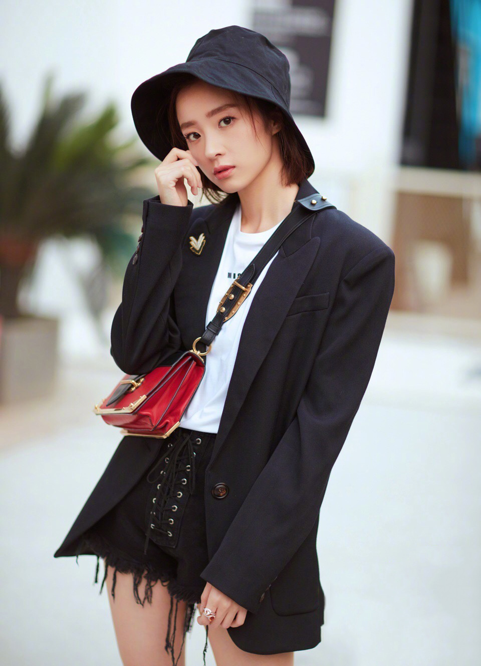 胡冰卿黑西装牛仔短裤街拍写真图片28