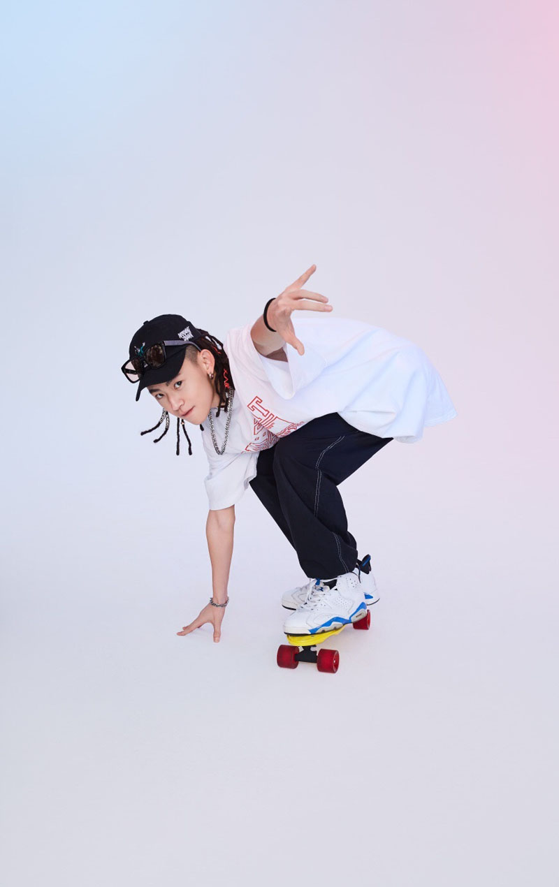 简介:王琳凯嘻运动范帅气写真图片,分享一组王琳凯图片给大家,图中的