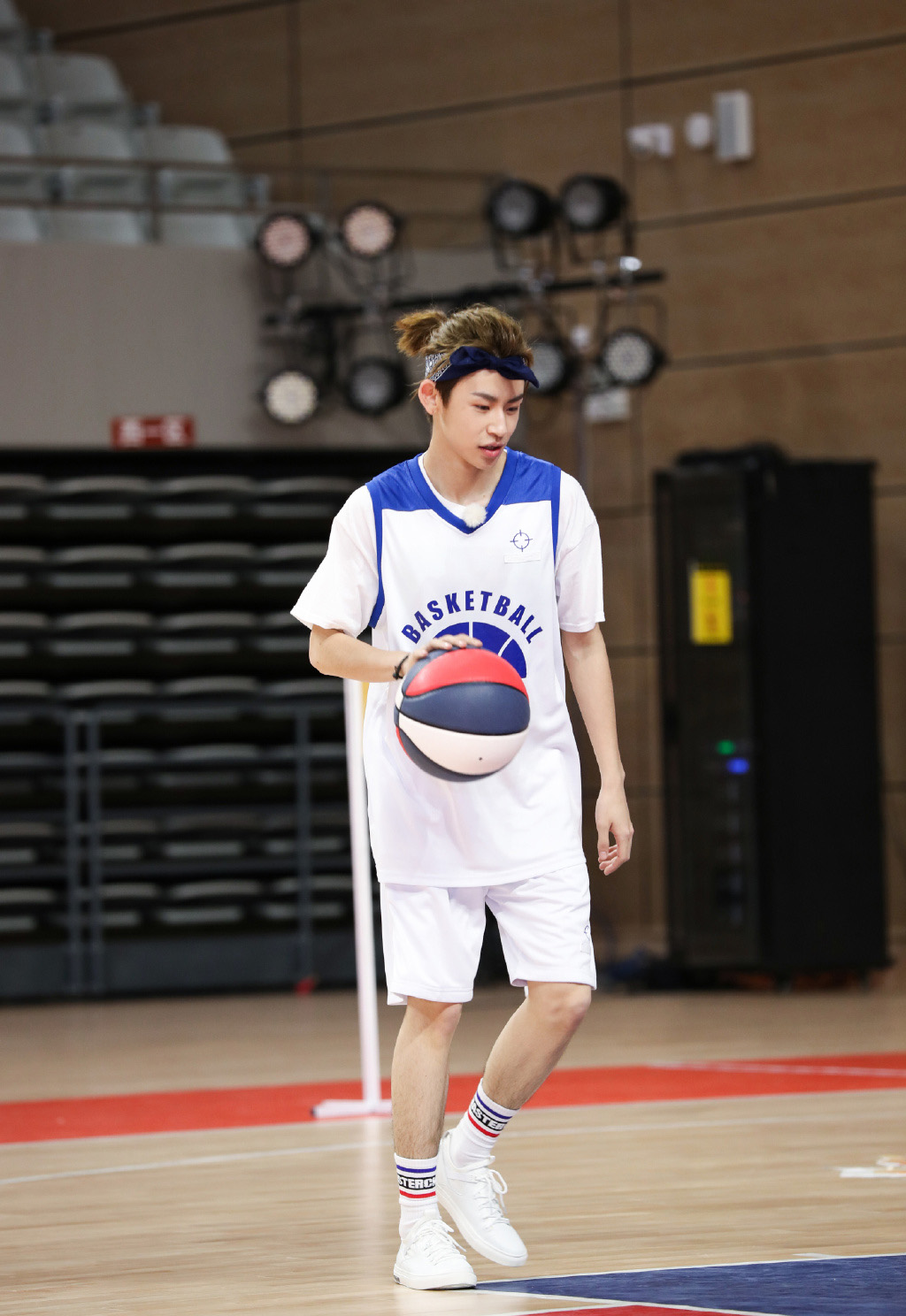 > 小鬼王琳凯高能少年团帅气图片(3/4)