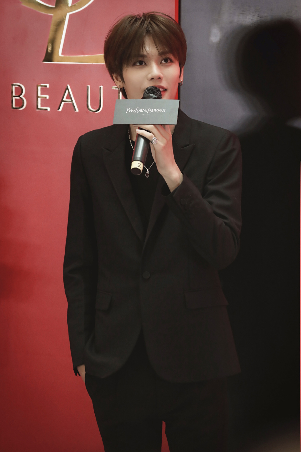 林彦俊黑色西装帅气写真图片79