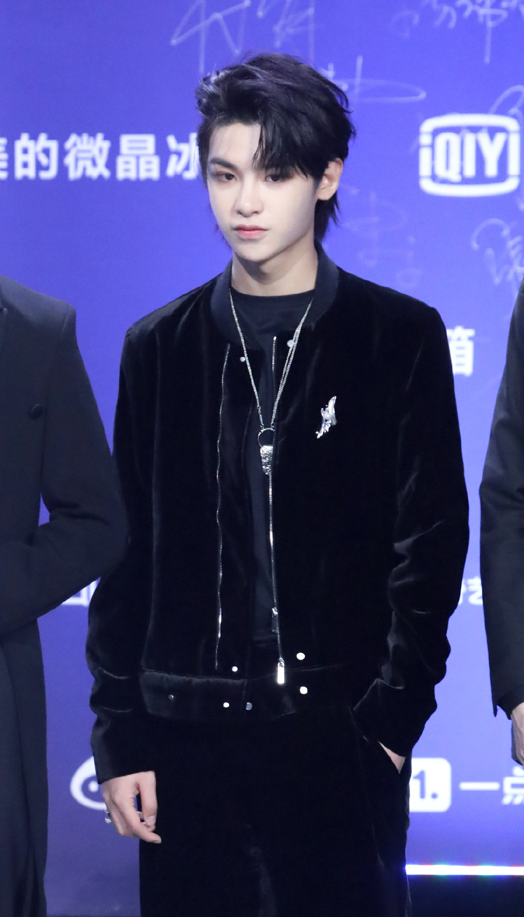 黄明昊黑发酷帅有型图片89