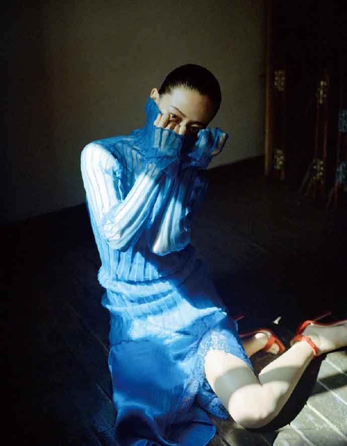 简介:谭卓个性另类时尚大片写真图片,分享一组谭卓图片给大家,图中的
