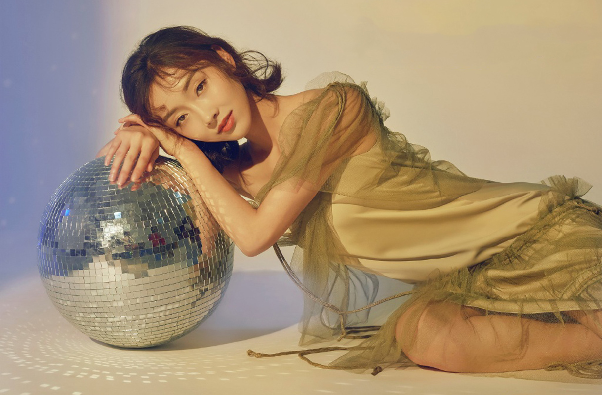 > 宣璐性感迷幻写真图片(1/8)