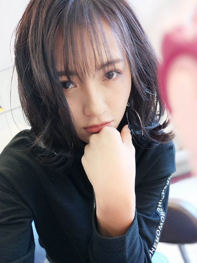 包文婧新发型甜美自拍写真图片24