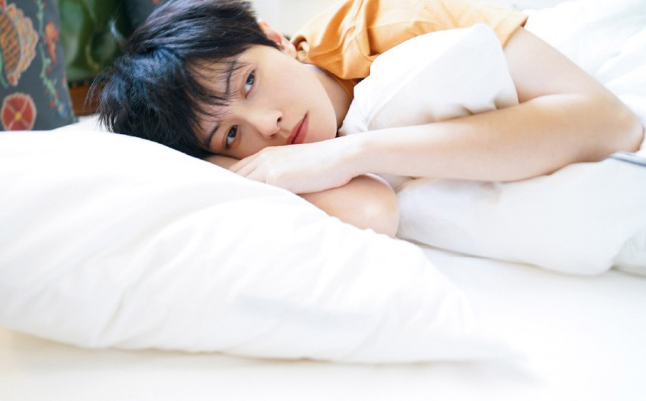 邢恩慵懒居家写真图片,分享一组邢恩图片给大家,图中的明星图片壁纸会