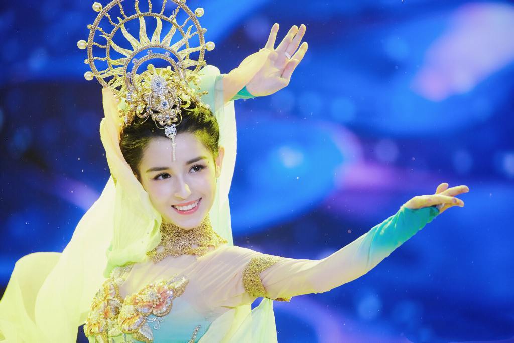 哈妮克孜央视元旦晚会舞台照图片16