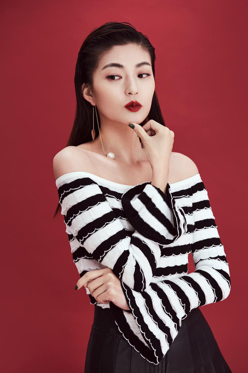 王妍之烈焰红唇妖娆性感写真25