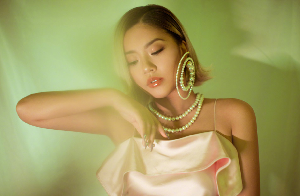 王菊性感妩媚吊带裙写真图片36