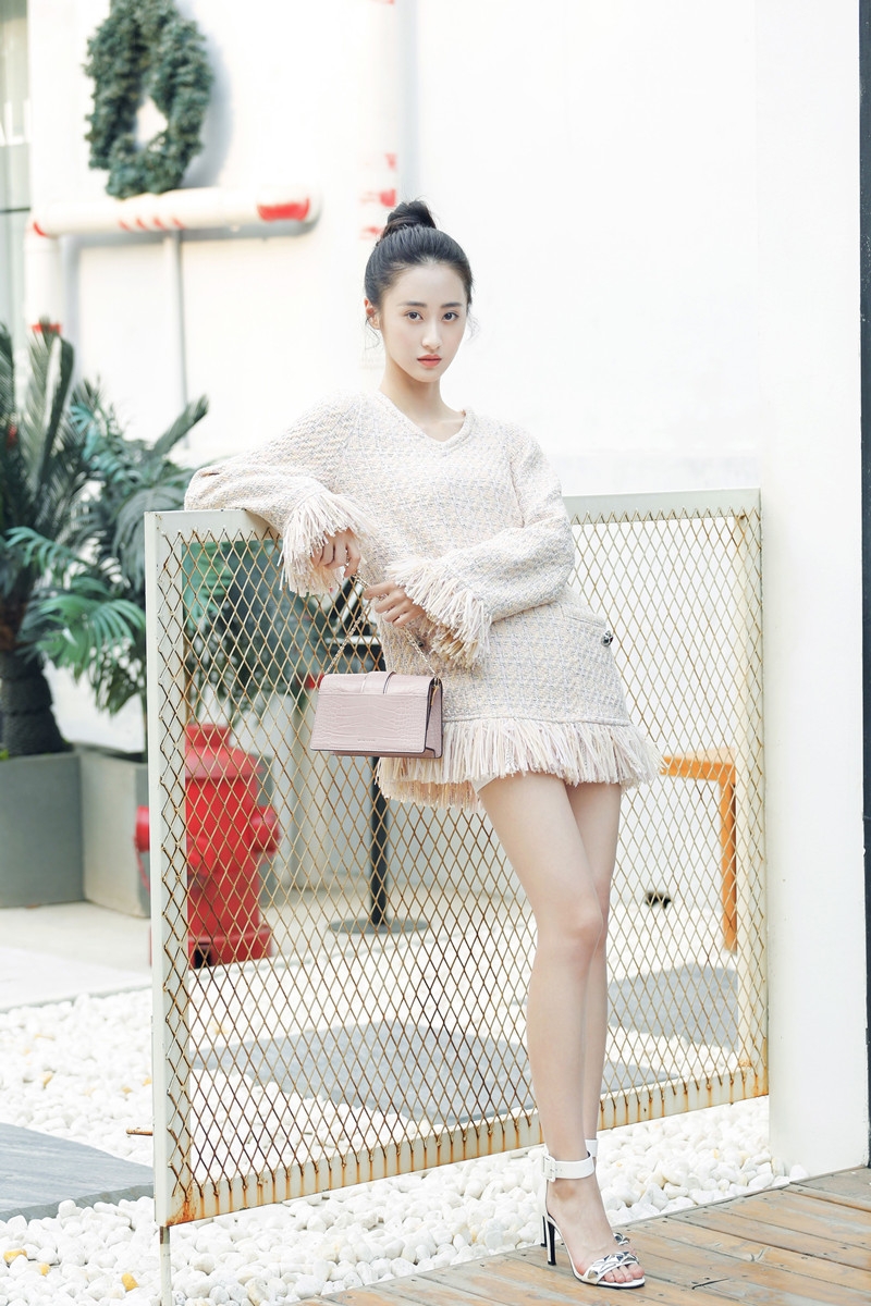 马泽涵粉裙清丽少女感十足街拍写真图片17