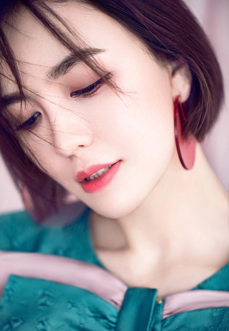 吕佳容短发温柔性感写真图片17