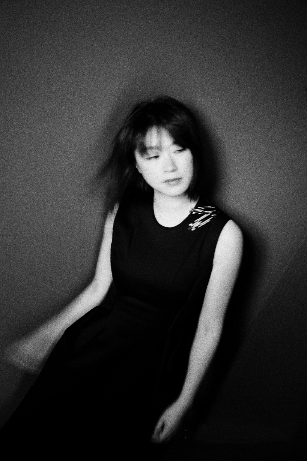 简介:黄璐文艺复古黑白写真图片,分享一组黄璐图片给大家,图中的明星