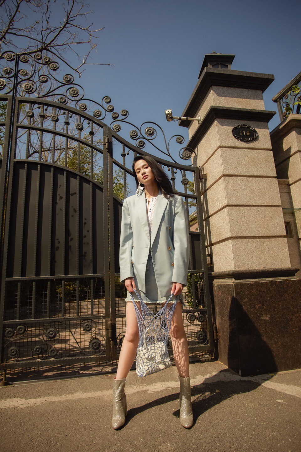 屈菁菁淡蓝色外套踏青图片14