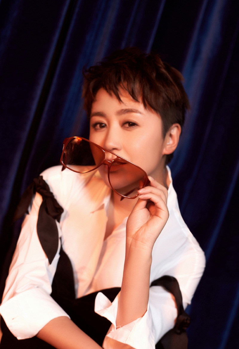 马丽清爽干练白衬衫写真图片36