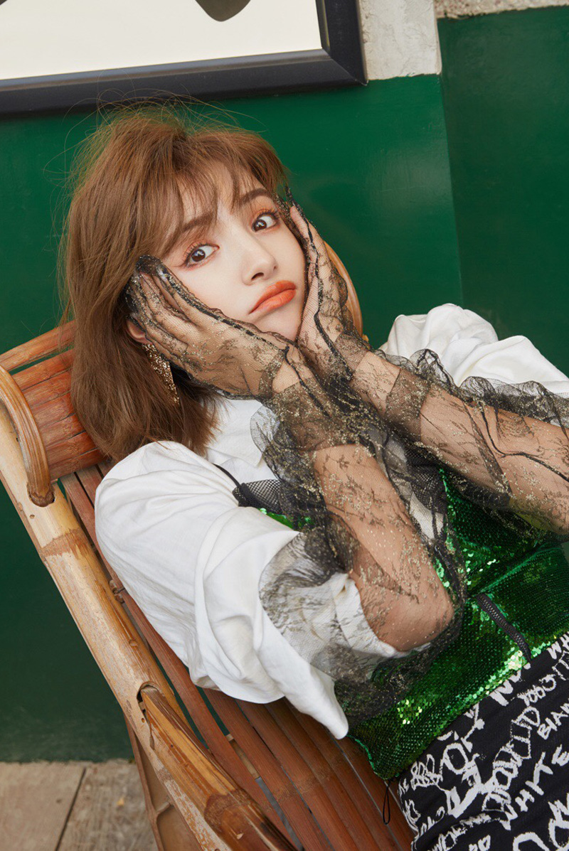 简介:麦迪娜慵懒复古风写真图片,分享一组麦迪娜图片给