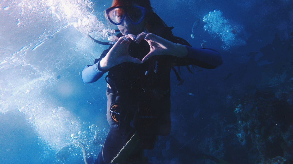 叶子淇水中比心图片,分享一组叶子淇图片给大家,图中的明星图片壁纸会