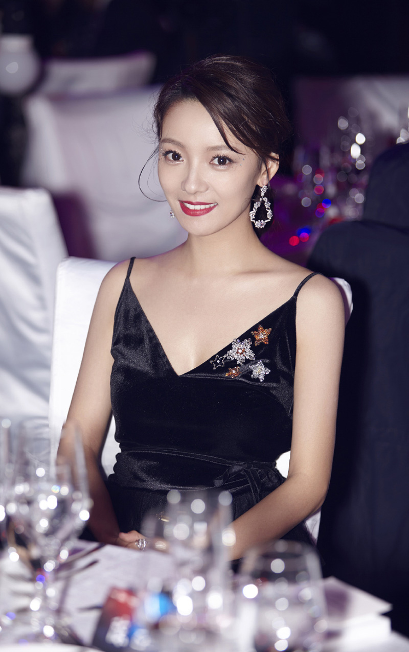 林源性感优雅活动写真图片78