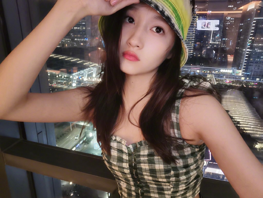 关晓彤清爽俏皮自拍照图图片14