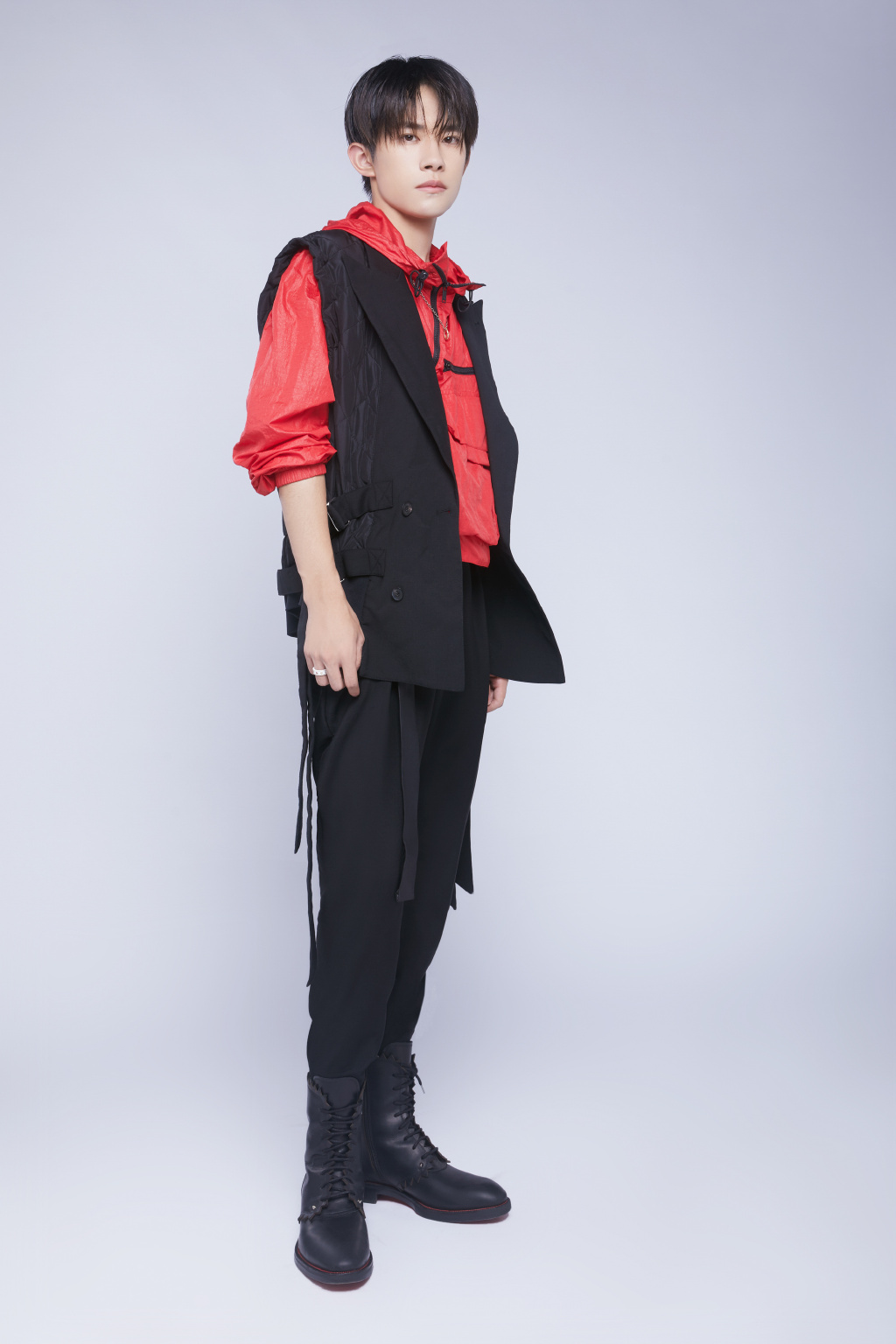 易烊千玺休闲装帅气写真图片55