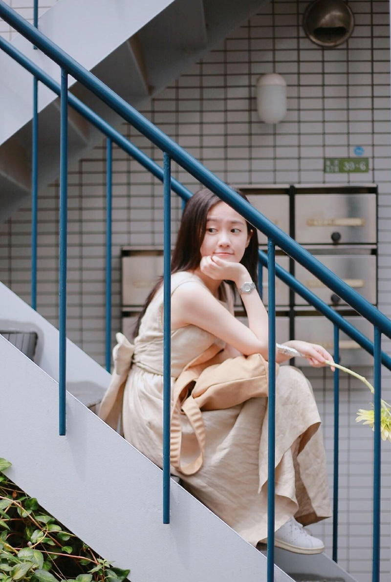 简介:汤梦佳清新温婉夏日写真图片,分享一组汤梦佳图片给大家,图中的