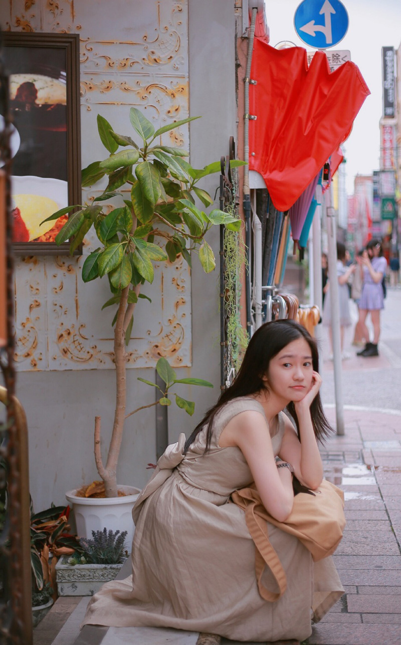 简介:汤梦佳清新温婉夏日写真图片,分享一组汤梦佳