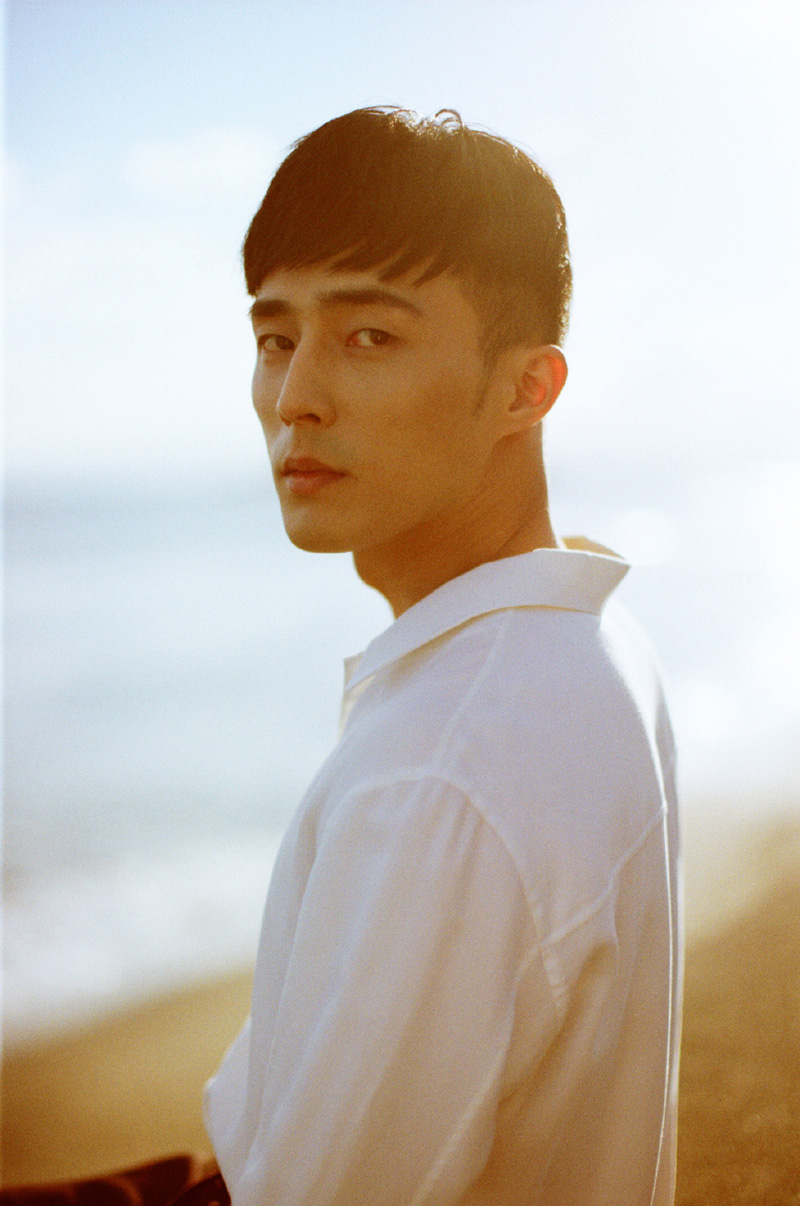 裴子添白衬衫帅气写真图片14