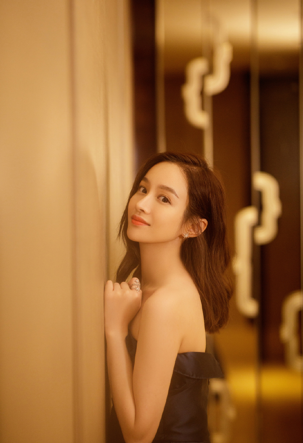 陆妍淇抹胸裙性感光影写真图片35