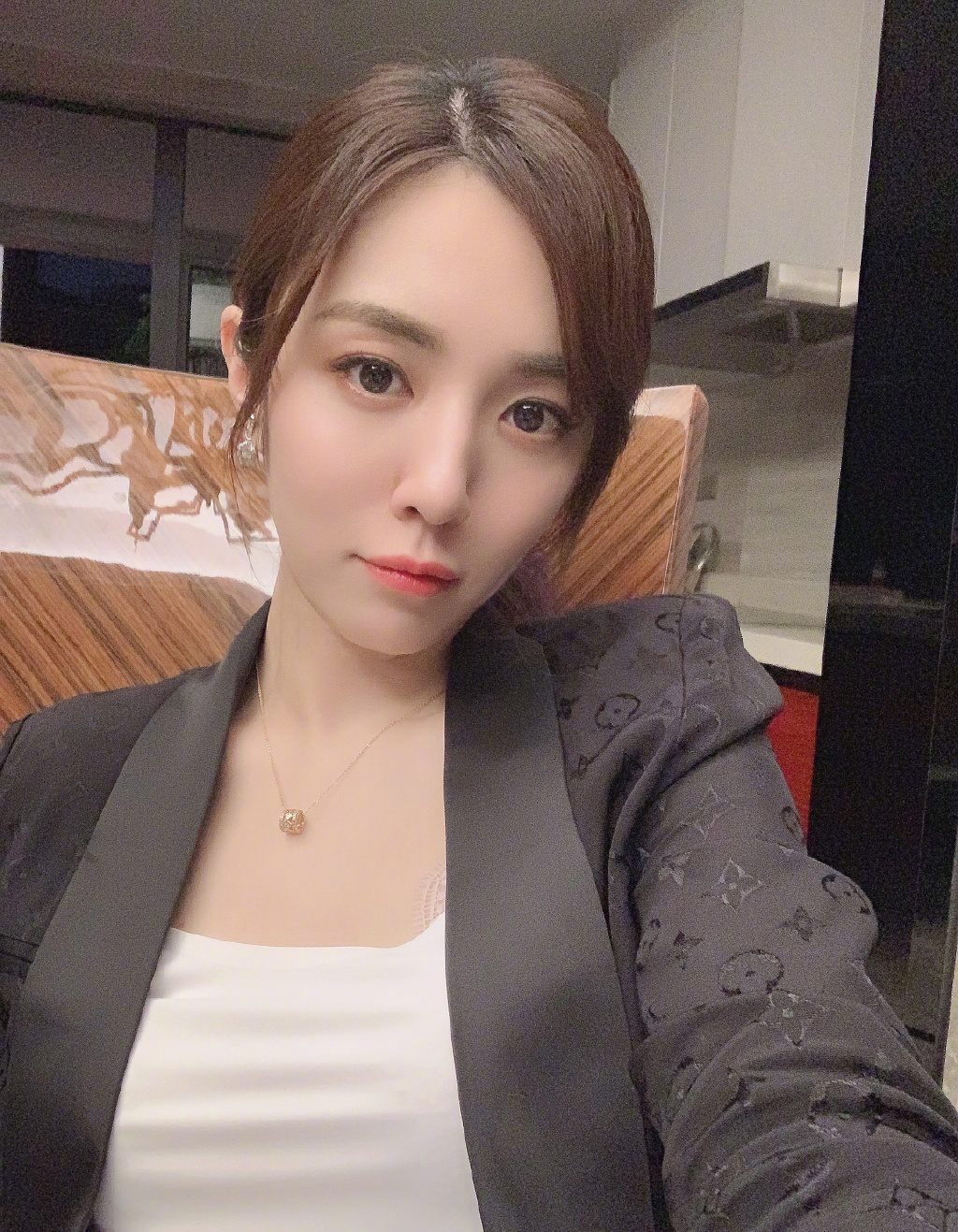 王晓晨晒职业装性感自拍照图片44