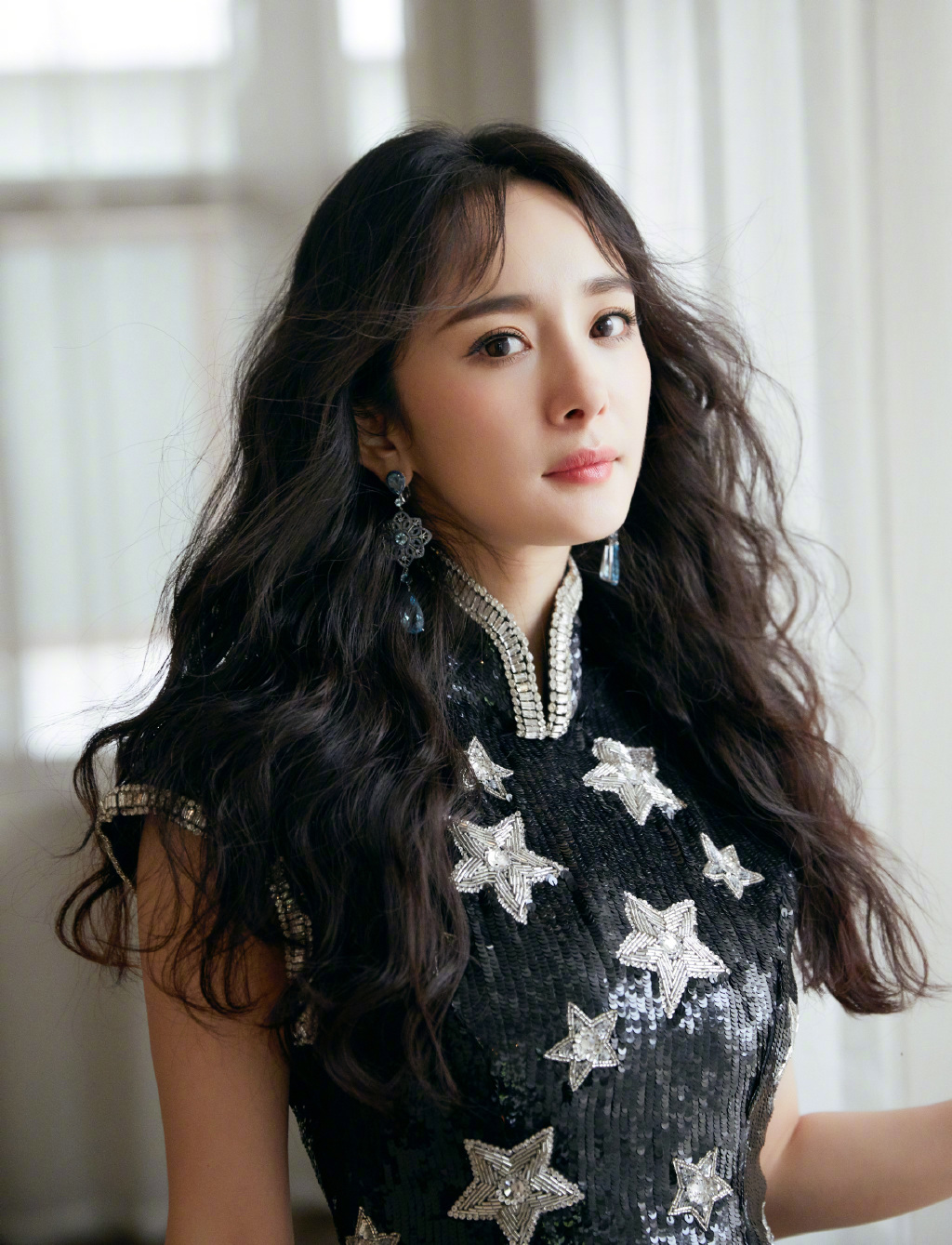 杨幂黑色旗袍性感活动照图片16