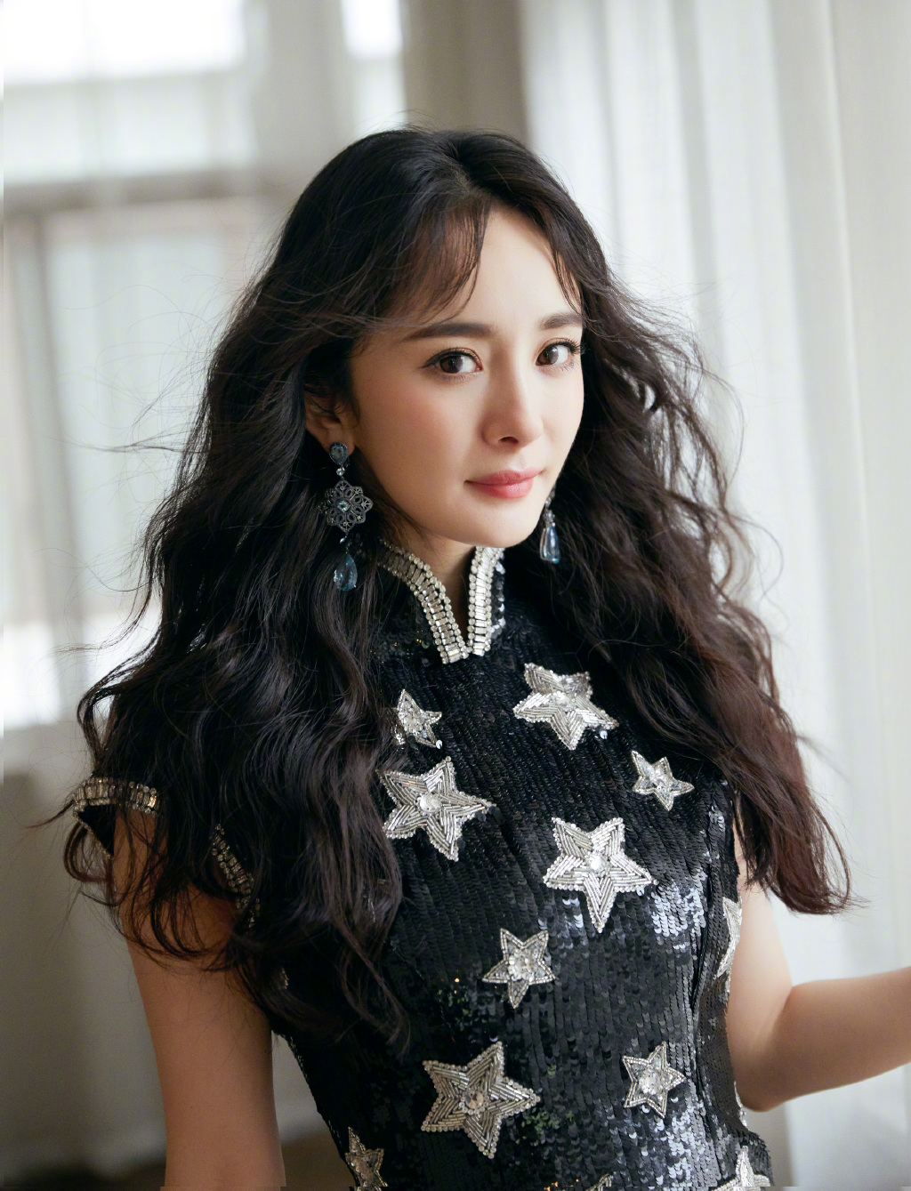 杨幂黑色旗袍性感活动照图片36