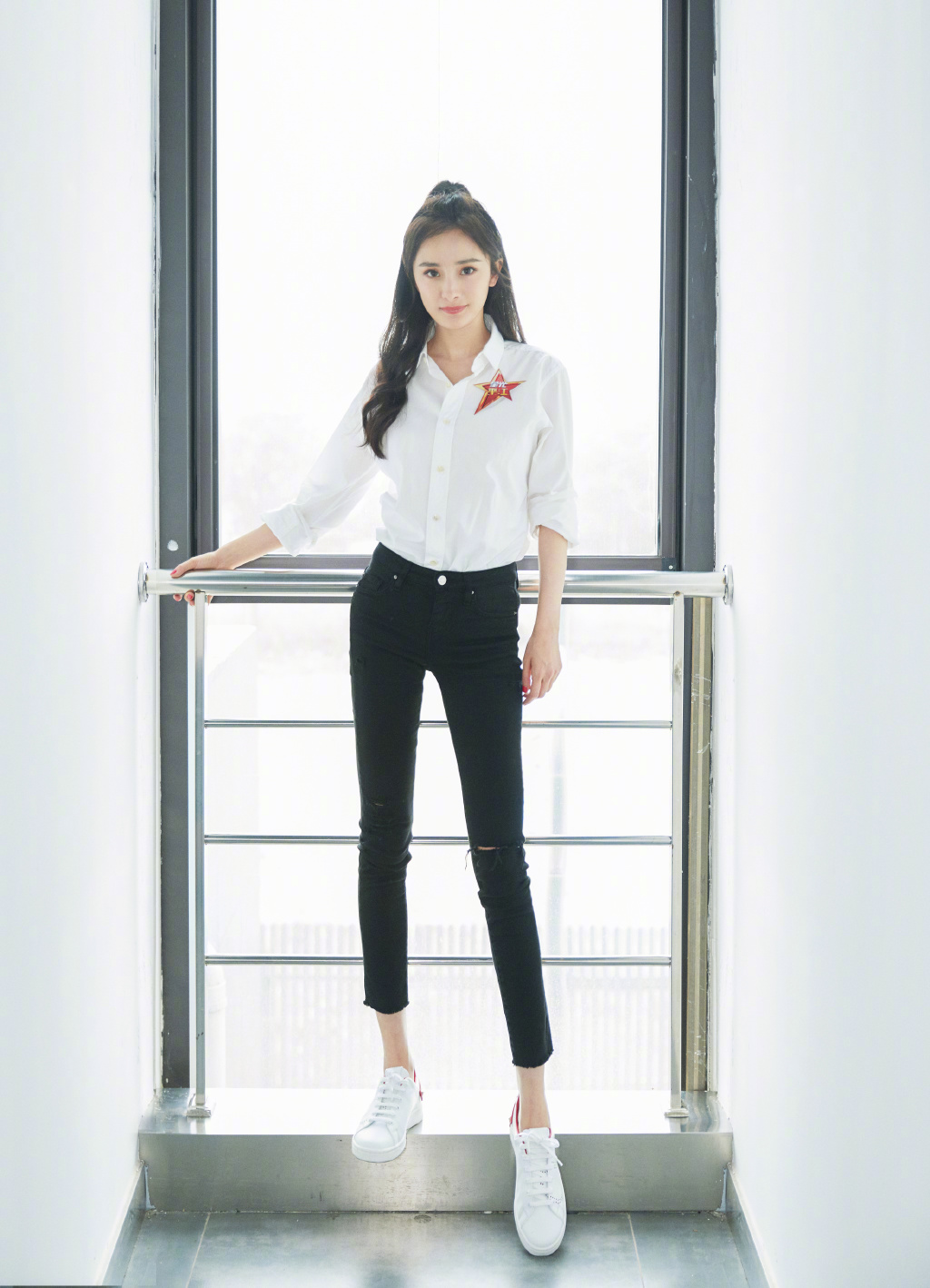 杨幂白衬衫细长美腿性感图片19