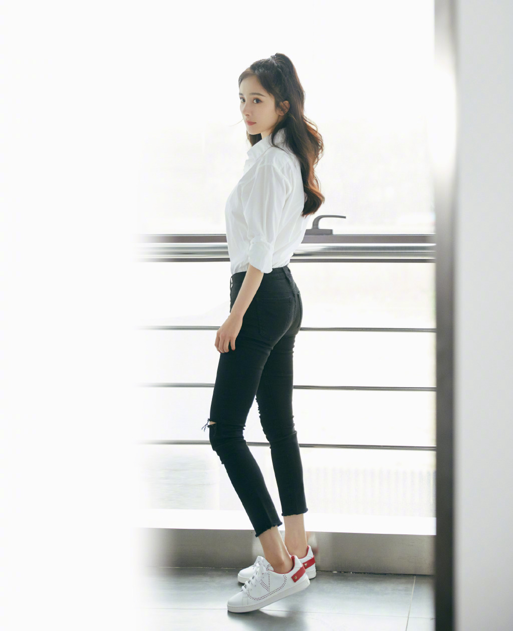 杨幂白衬衫细长美腿性感图片39