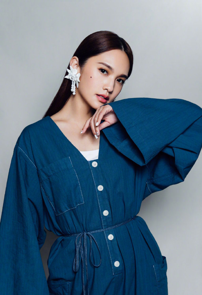 杨丞琳蓝色工装连体裤时尚休闲写真36