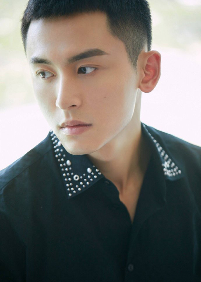 张哲瀚时尚气质写真图片34