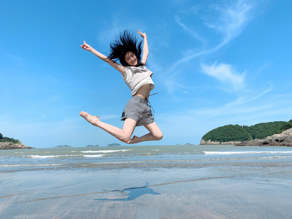 简介:袁冰妍海边清新俏皮图片,分享一组袁冰妍图片给大家,图中的明星