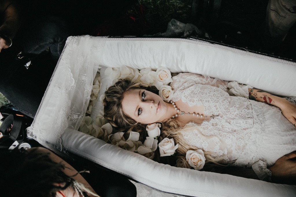 简介:艾薇儿暗黑风新歌单曲mv剧照图片,分享一组艾薇儿图片给大家,图