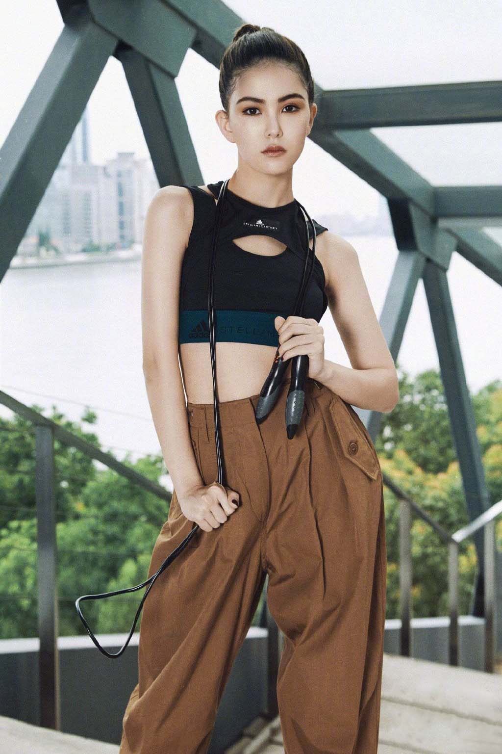 昆凌潇洒运动风写真图片39