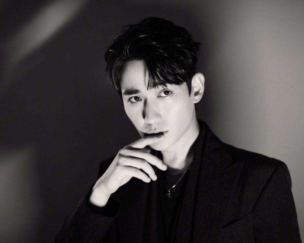 朱一龙黑白光影魅力写真图片26