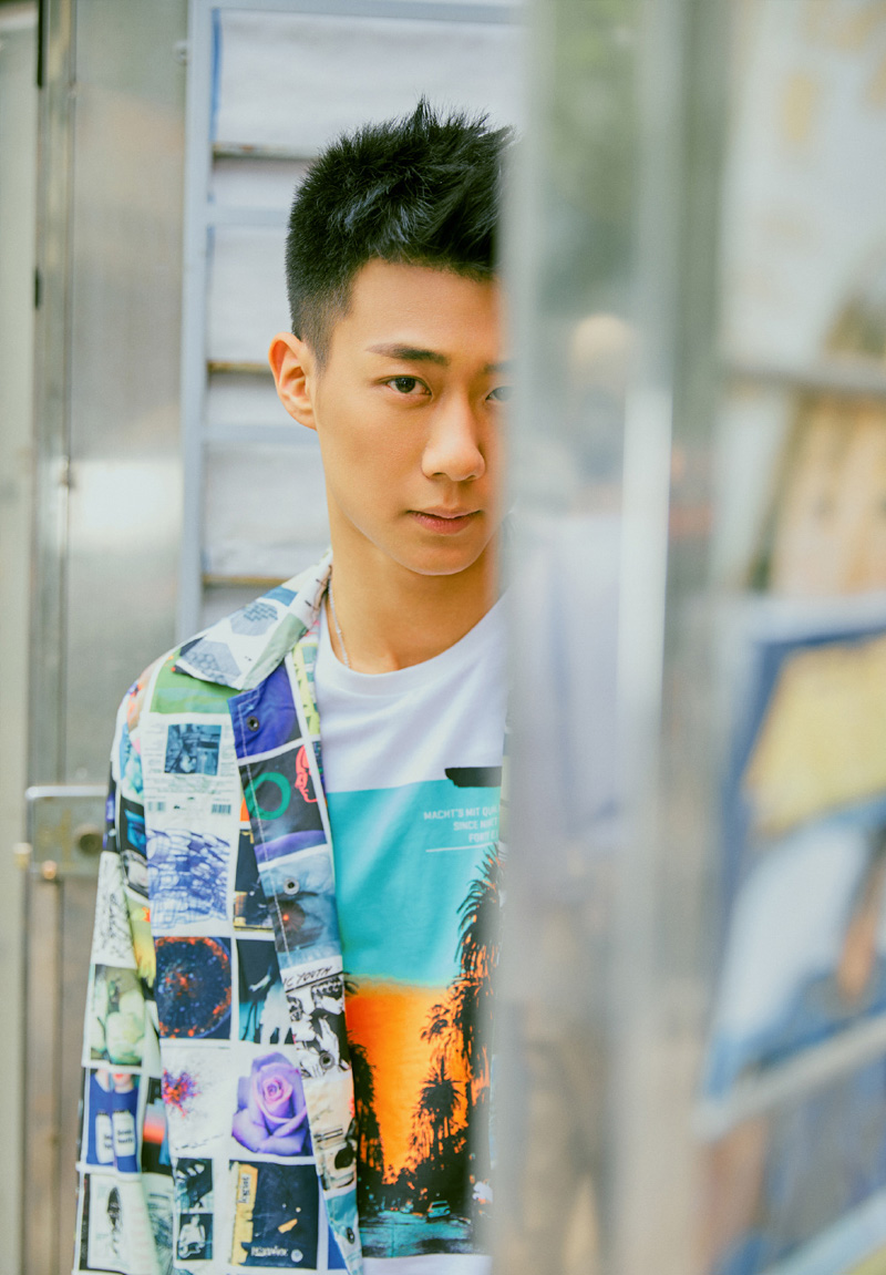 简介:高至霆阳光帅气街拍图片,分享一组高至霆图片给大家,图中的明星