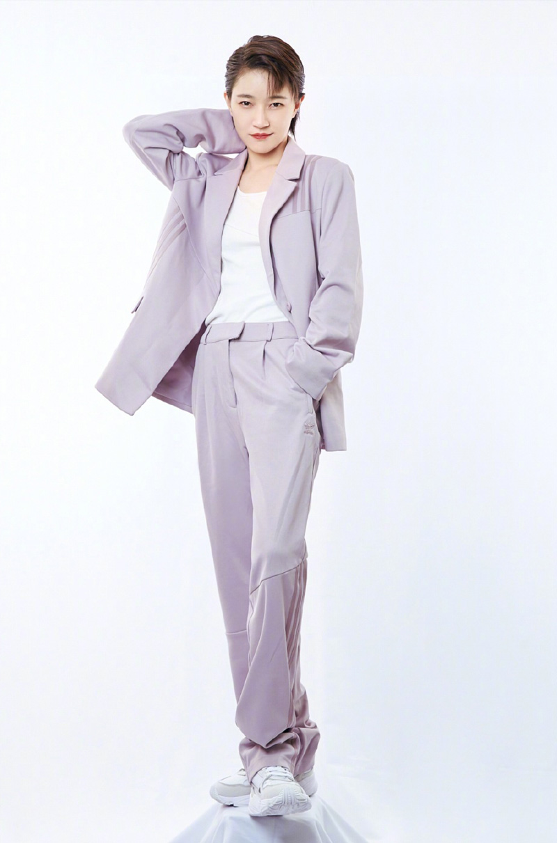 焦俊艳紫色西装率性写真图片13