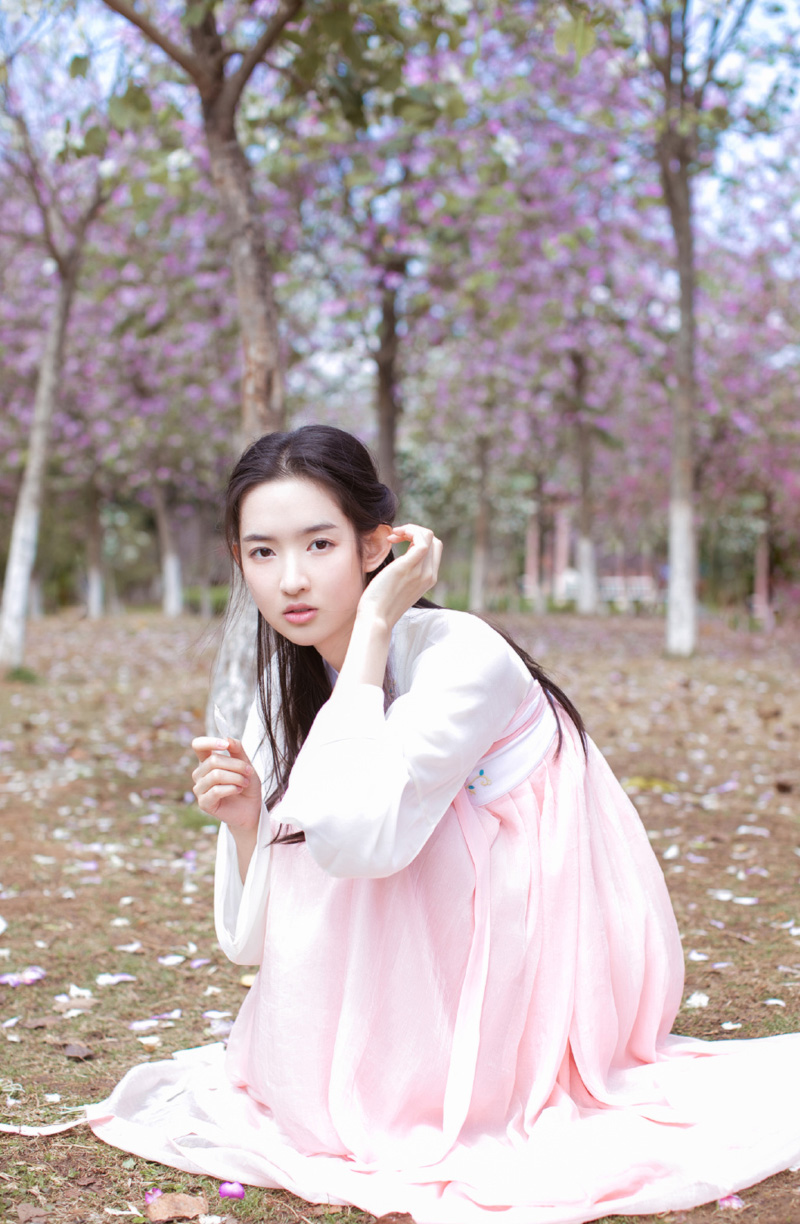 简介:王玉雯清新灵动汉服写真图片,分享一组王玉雯图片给大家,图中的