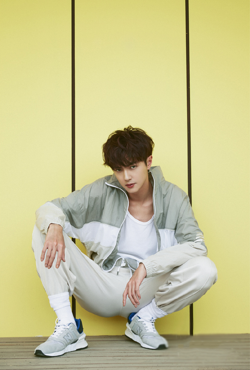 简介:官鸿灿烂运动风写真图片,分享一组官鸿图片给大家,图中的明星