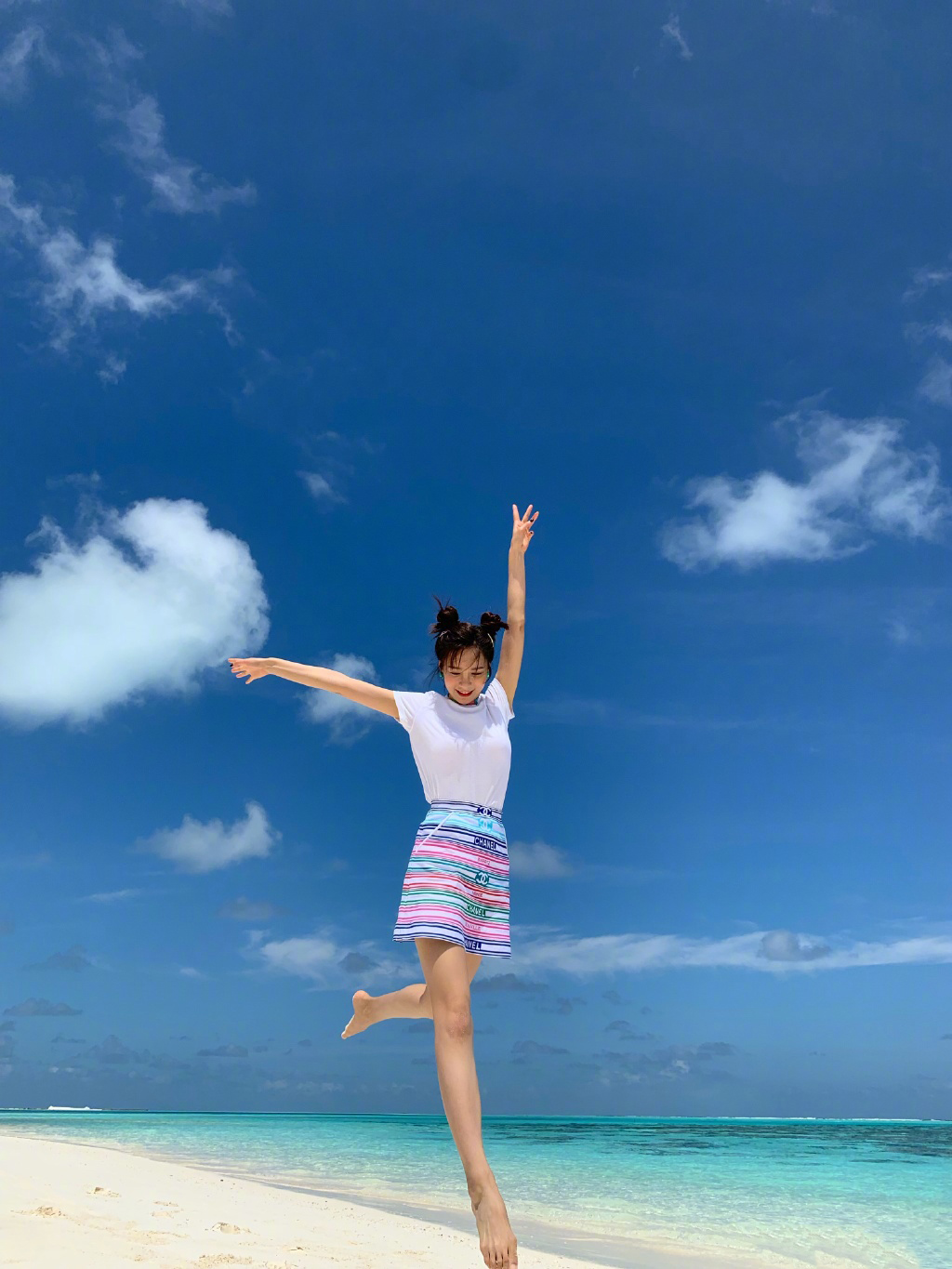 简介:沈梦辰海边清新图片,分享一组沈梦辰图片给大家,图中的明星图片