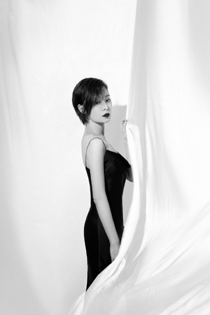 简介:王汀性感俏丽大片写真图片,分享一组王汀图片给大家,图中的明星