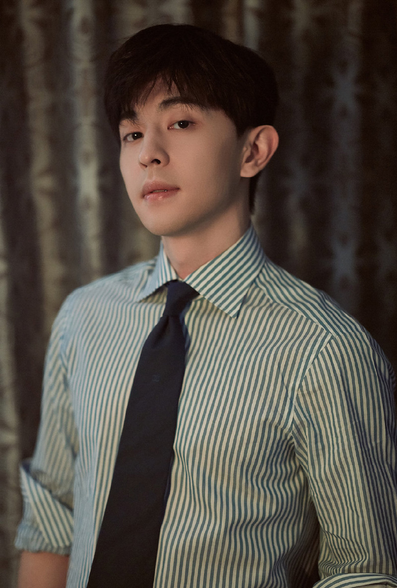 邓伦条纹衬衫帅气写真图片18