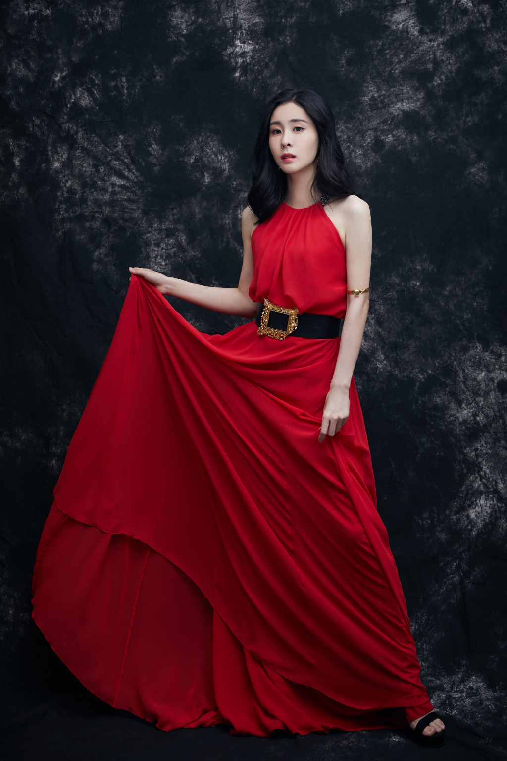 张碧晨性感红裙写真图片34