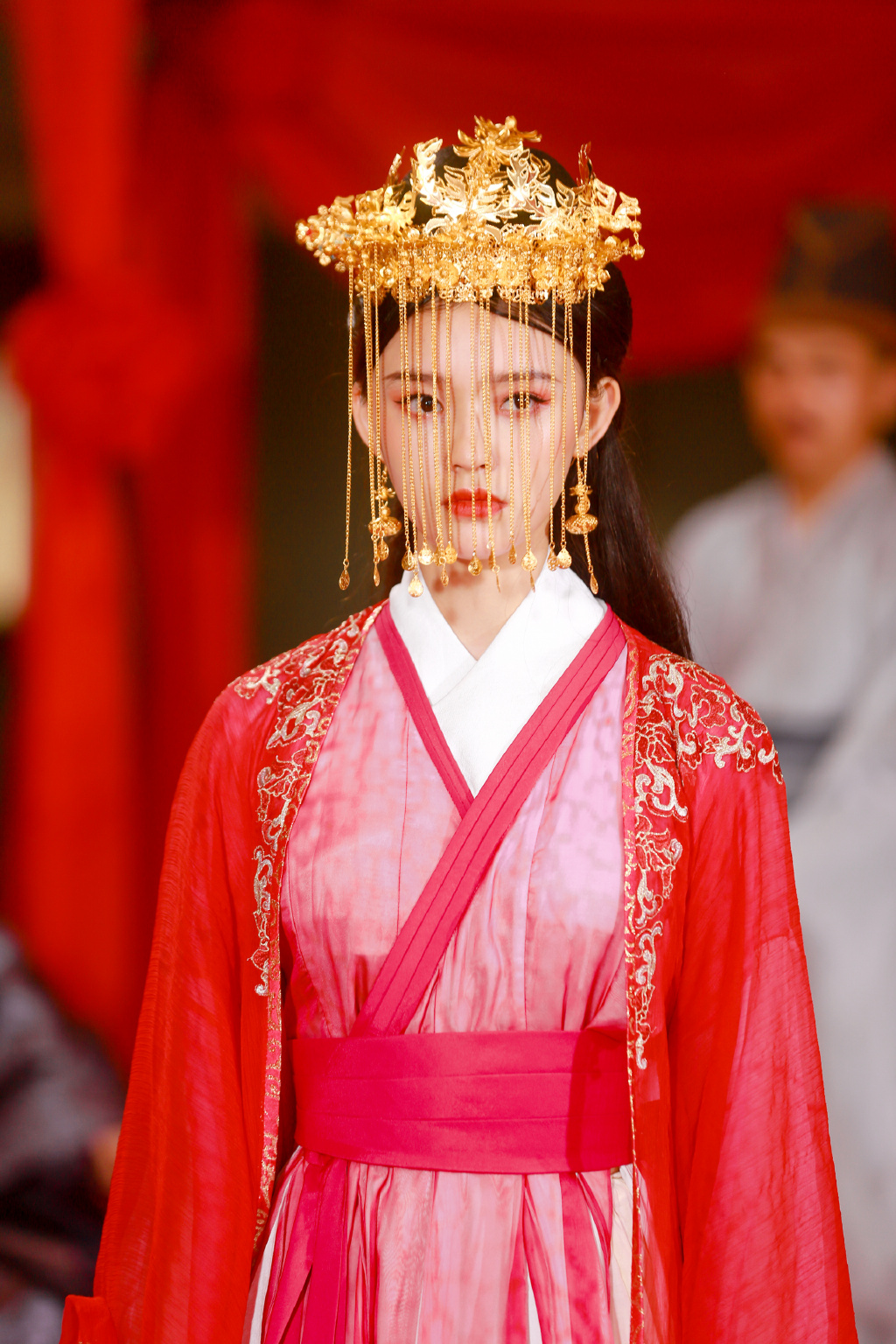 简介:林允古装优雅动人写真图片,分享一组林允图片给大家,图中的明星