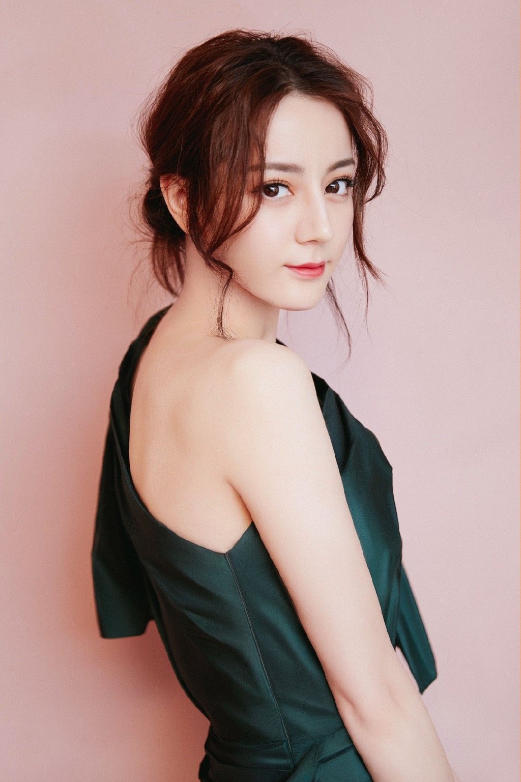 迪丽热巴明艳俏皮写真图片16