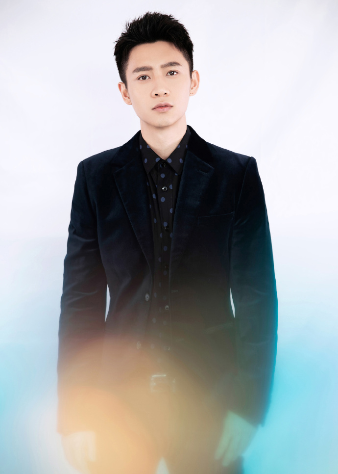 魏晨儒雅帅气写真图片16