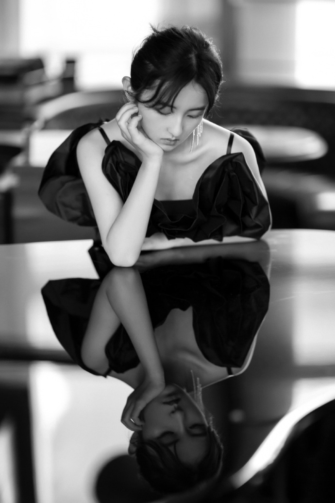 张子枫唯美黑白写真图片24